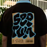 Remera con cuello tipo polo color marrón con cuello celeste, de tela de algodón grueso y estampado en serigrafía tipo puf tanto en pecho como en espalda.