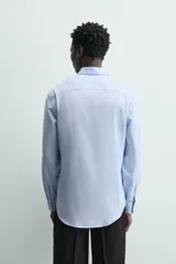 Camisa de hombre color beige claro, de corte slim fit, con cuello italiano, manga larga y cierre frontal de botonadura.