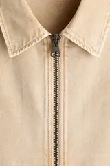 Campera de algodon con cuello, cierre frontal, bolsillos diagonales insertados en el frente y puños abotonados, sin forro.