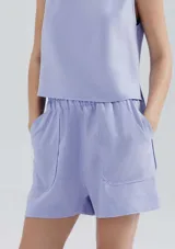 Short de tiro medio confeccionado en viscosa, con cintura elástica y bolsillos laterales amplios de diseño redondeado.