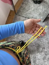 Pantalón sastrero con estampado escocés en tonos verde, naranja y azul marino.