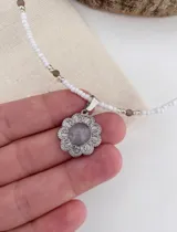 Collar corto con cuentas blancas, piedras de ágata y dije de acero con amatista natural desmontable.