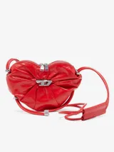 Bolso bandolera Diesel modelo Scrunch-D Heart, de color rojo y diseño en forma de corazón. Confeccionado en piel con acabado brillante y arrugado, presenta el logotipo D de metal con cristales en el centro, cierre de cremallera doble y correa ajustable.
