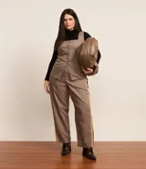Blusa de manga larga con cuello alto, confeccionada en tejido de viscosa con elastano, de corte ajustado al cuerpo.