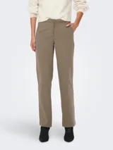 Pantalón de corte recto en color marrón claro, con bolsillos laterales y cierre de gancho. Confeccionado en mezcla de poliéster y elastano.