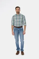 Pantalón de jean clásico de corte recto, color azul denim, con bolsillos traseros y costuras en contraste.