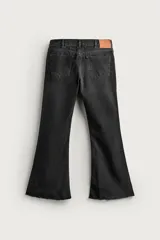 Jeans flare fit de tiro medio, confeccionados en denim de algodón color azul con efecto deslavado. Diseño ajustado en la parte superior y abierto en campana desde la rodilla, con cinco bolsillos y cierre frontal con cremallera y botón.