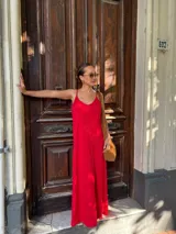 Vestido largo negro de viscosa, con escote en V y tirantes finos.