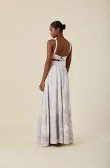 Bustier de corte estructurado con escote recto y tirantes anchos, confeccionado en tela con estampado floral sutil en tonos claros.