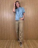 Pantalón de mezclilla de corte barrel fit, color azul soft, con tiro medio, bolsillos y diseño relajado.