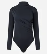 Body de poliamida color negro con cuello alto, manga larga y detalle de fruncidos laterales que crean un efecto drapeado en el torso.