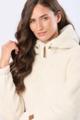 Campera de tejido sherpa color crema, con capucha integrada, cierre frontal y detalles en cuero sintético. Presenta una textura suave tipo corderito y bolsillos laterales.