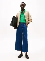 Campera bomber color beige, acolchada y repelente al agua, con cuello de béisbol, cierre frontal, puños y cuello de punto canalé, y dos bolsillos laterales ribeteados en diagonal.