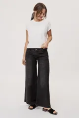 Jean wide leg de tiro medio, con pierna amplia de caída recta, diseño de cinco bolsillos, pasacintos y cierre frontal con botón y cremallera.