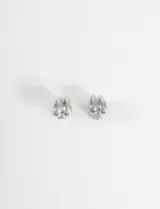 Caravanas de clip con diseño de doble gota en acabado plateado brillante.