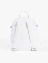 Mochila de diseño versátil en color blanco, convertible en bandolera. Cuenta con múltiples compartimentos con cierre, asa superior y correas ajustables. Incluye detalles metálicos y un pequeño aplique con logo en la parte frontal.