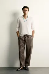 Pantalón relaxed fit de lino color negro, con cintura elástica ajustable con cordón y bolsillos frontales.