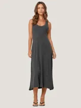 Vestido midi gris oscuro, de corte recto y musculosa.