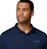 Polo de manga corta color azul marino con cuello clásico y cierre frontal de botones. Confeccionada en tejido técnico con tecnología Omni-Wick para absorción de humedad y Omni-Shade con protección solar UPF 50. Presenta el logo de la marca bordado en el pecho.