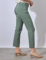 Pantalón de vestir verde esmeralda, de corte recto, con bolsillos laterales y traseros.