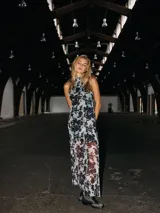 Vestido largo sin mangas con cuello redondo, confeccionado en tejido liviano con estampa animal print tipo vaca y caída fluida de corte recto.