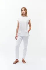 Remera blanca de corte amplio con mangas cortas y tajos laterales.