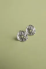 Par de aros de plata 925 con textura trabajada a mano y cierre mariposa.