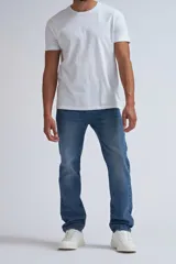 Remera de manga corta con cuello redondo, confeccionada en tejido de algodón liso de color blanco. Presenta un corte clásico y versátil.