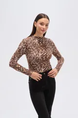 Remera de manga larga con cuello alto y estampado animal print en tonos marrones.