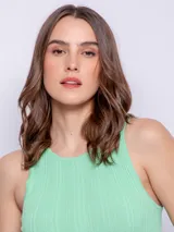 Top de tejido de punto sin mangas, color verde menta, con cuello a la base y textura acanalada.