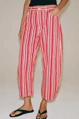 Jeans capri de tiro medio y diseño balloon, con patrón de rayas verticales rojas y blancas, trabillas en la cintura y bolsillos delanteros y traseros.