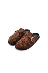 Sueco tipo mule con diseño de animal print de leopardo, confeccionado en material con textura de pelo. Presenta una tira ajustable con hebilla metálica en el empeine y suela de goma negra.