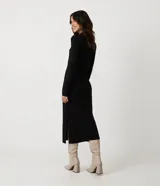 Vestido midi de manga larga y cuello alto, color verde militar, confeccionado en tejido acanalado.