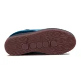 Championes urbanos Diadora modelo Bamtelo para mujer, confeccionados en gamuza color azul marino con detalles en celeste claro en los laterales, lengüeta y talón. Cuenta con suela translúcida de goma y cordones al tono.