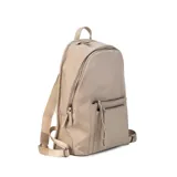 Mochila color beige, combinada con tela tipo impermeable y detalles en simil cuero. Tiene gran tamaño, asas combinadas, bolsillos al frente y compartimiento para notebook de 15".