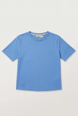 Remera de manga corta y cuello redondo color crudo, corte clásico y holgado.