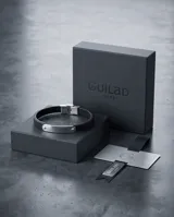 Pulsera de diseño minimalista compuesta por una banda de cuerina negra y una placa central de acero inoxidable con remaches decorativos.