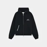 Campera con capucha y cierre frontal completo, de color negro. Presenta el logo de la marca estampado en el pecho y en el bolsillo lateral derecho. Cuenta con puños y ruedo elásticos.