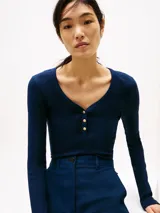 Remera azul marino de manga larga con cuello Henley y botones dorados.