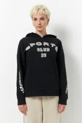 Canguro beige de algodón con capucha, manga larga y estampado frontal con la leyenda "Sport Club 23". También tiene estampado en las mangas.