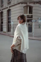 Poncho tejido de lana con cuello alto y diseño de calce relajado, ideal para capas de abrigo.