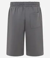 Bermuda masculina de algodón y poliéster, color gris oscuro, con cintura elástica y cordón ajustable. Presenta bolsillos funcionales.