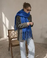Bufanda extragrande color azul eléctrico, de textura suave y abrigada, con flecos en los extremos.
