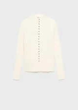 Cardigan de tejido de punto fino color blanco, con cuello redondo, manga larga y cierre frontal abotonado con diseño entallado.