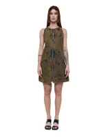 Minivestido de denim 100% algodón con marmolado color bronce. Cierre frontal de alpaca de extremo a extremo y panelería con cortes y curvas que esculpen el torso y acentúan la figura. Espalda tipo nadador; silueta recta con leve evasé.