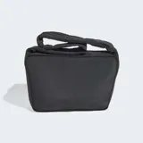Bolso tipo bowling de Adidas, color negro, con diseño minimalista y logo del Trifolio en relieve. Cuenta con correa acolchada y cierre principal.