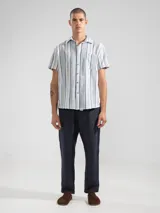 Pantalón de lino premium con corte recto y fit relajado. Presenta cintura elástica con cordón de ajuste, bolsillos laterales y bolsillo trasero.