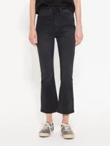 Pantalón de jean negro cropped, de tiro medio y corte acampanado.