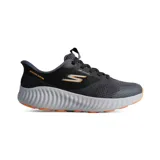 Championes deportivos Skechers modelo GOrun Now Starfuse, con diseño Slip-ins para calce fácil. Presentan una parte superior de malla transpirable en color negro con detalles en gris y naranja, mediasuela con tecnología de amortiguación ultraligera y suela flexible con tracción.