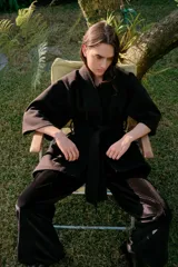 Pantalón negro de terciopelo con corte amplio y cintura elástica.